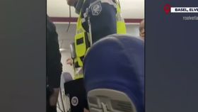 VIDEO Scandalul făcut de români, coșmarul pasagerilor. Motivul pentru care a început conflictul